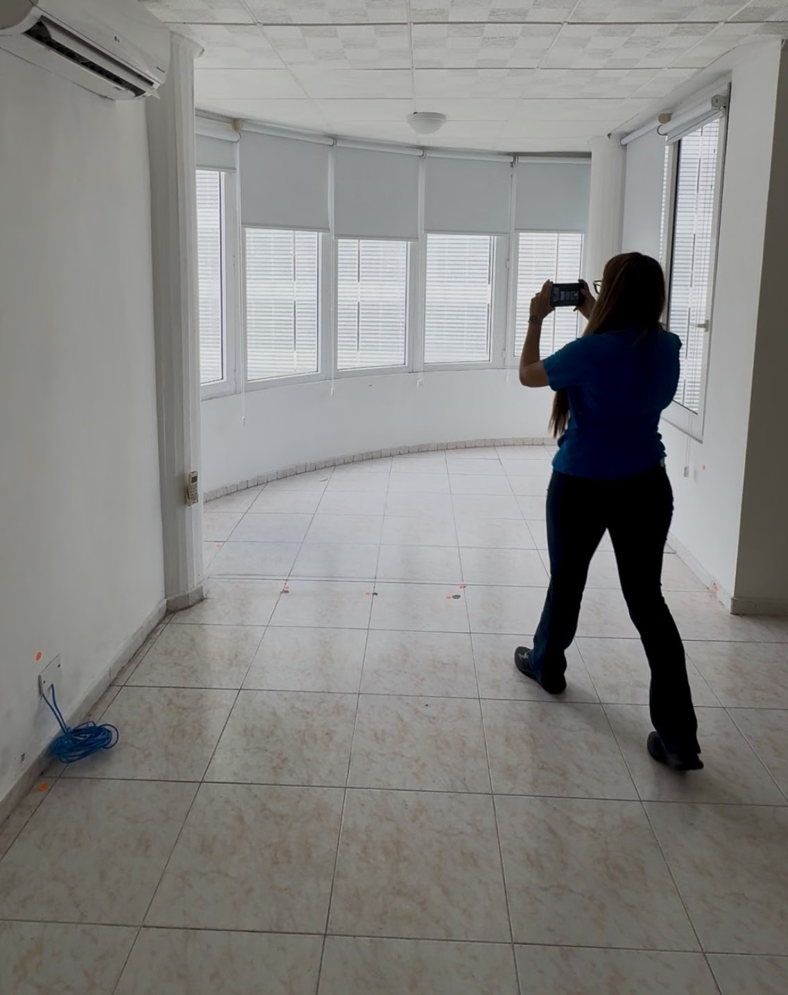 Inspectora profesional documentando hallazgos con fotografías durante una inspección